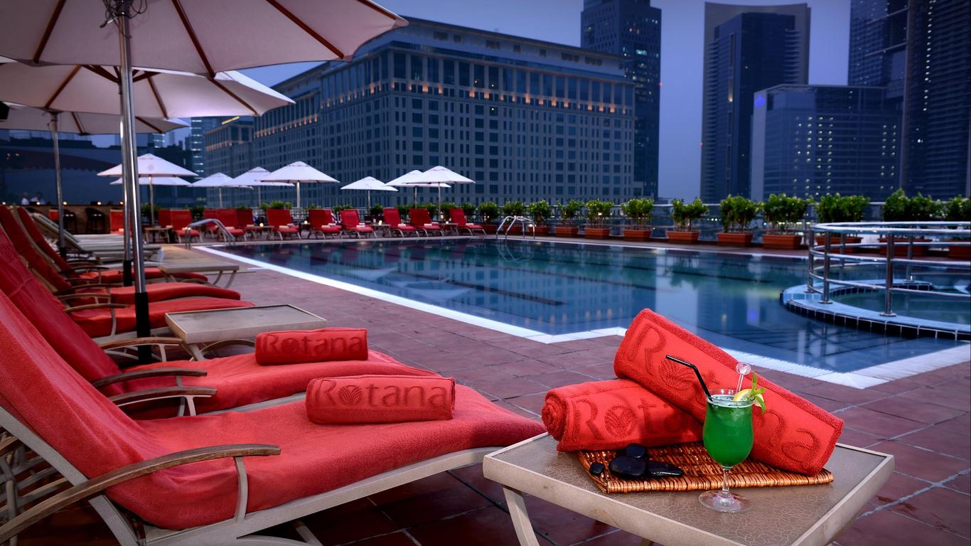 Aquarius Pool Bar Rose Rayhaan